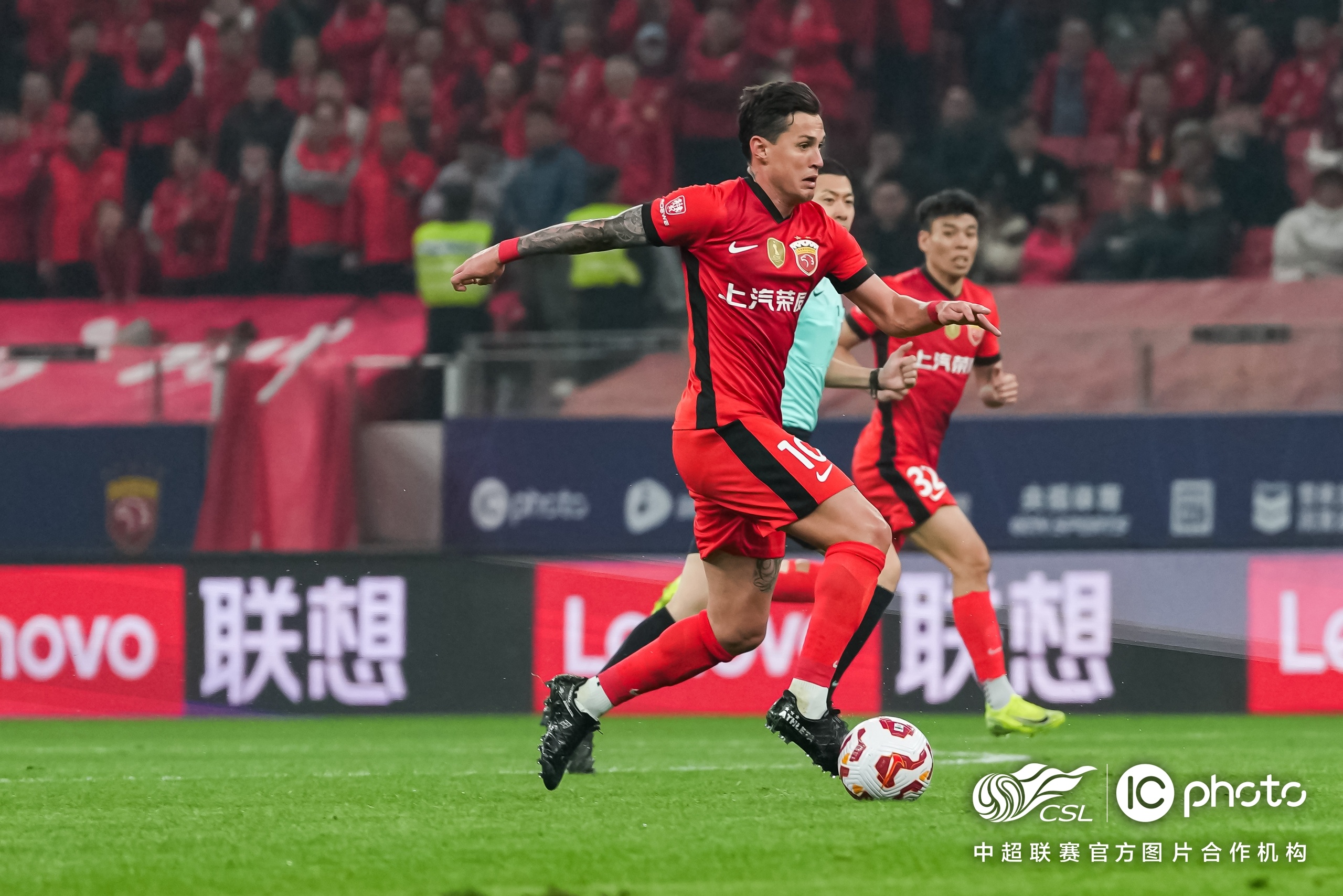 星空体育官网-国际比赛日埃因霍温备战中超，绝杀压哨细节曝光，更衣室稳定，阵容厚度经受考验(巴黎圣日耳曼vs埃因霍温比分预测)